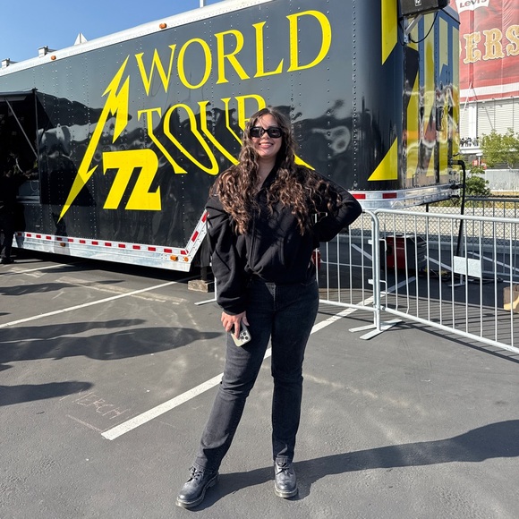 Meet your Posher, Ashley - Picture 2 of 5